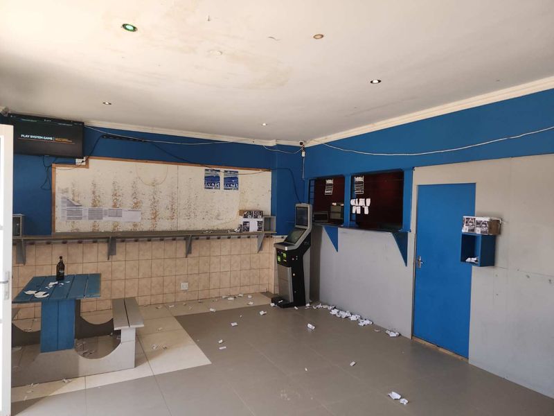 Retail building situated in the heart of Omdel, Henties Bay. - Photo 7