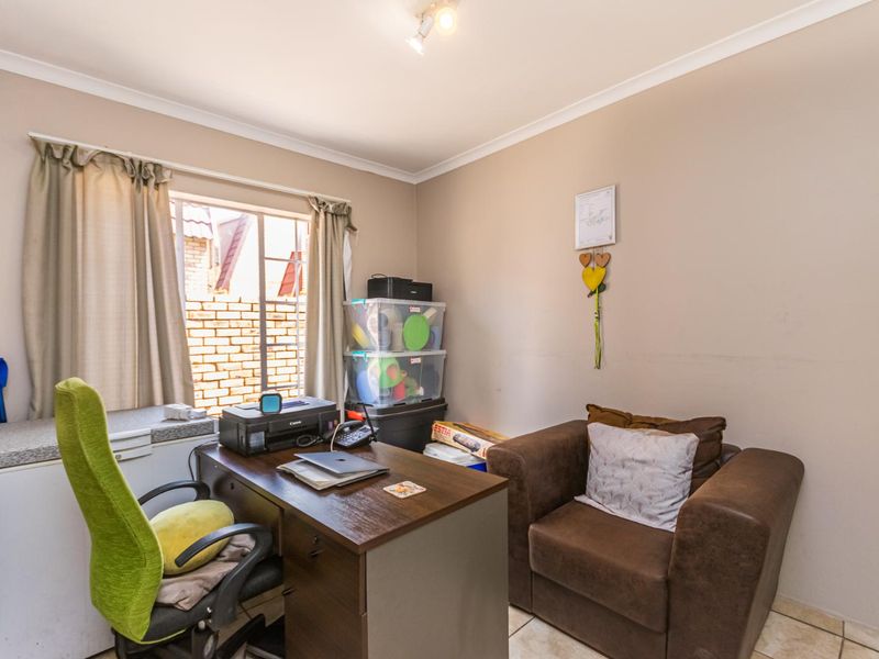 Dream Big - 5-bedroom duplex awaits in a secure complex in Willowbrook - Photo 4