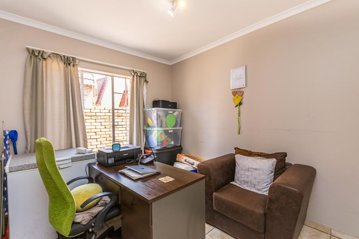 Dream Big - 5-bedroom duplex awaits in a secure complex in Willowbrook - Photo 4