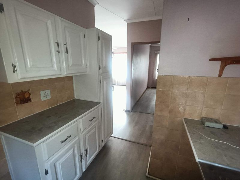 First Floor Unit For Sale in Wierda Park! - Photo 2