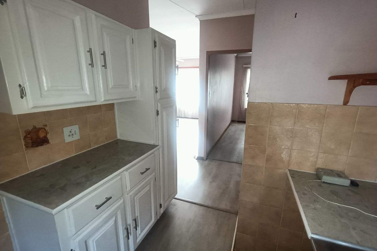 First Floor Unit For Sale in Wierda Park! - Photo 2