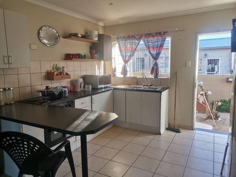 Two-bedroom, one-bathroom townhouse for sale in Soweto - Photo 2