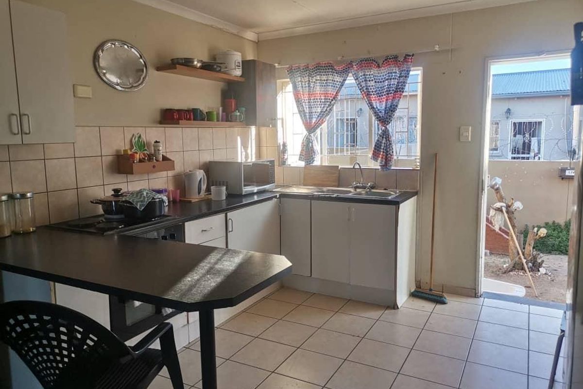 Two-bedroom, one-bathroom townhouse for sale in Soweto - Photo 2