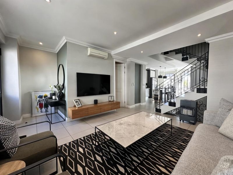 GORGEOUS 3 BEDROOM LONDON STYLE APARTMENT FOR SALE IN BRYANSTON!!!! - Photo 4