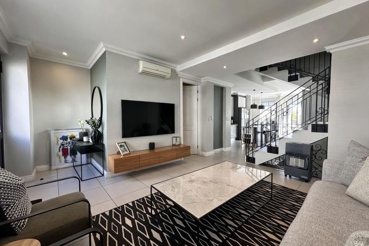 GORGEOUS 3 BEDROOM LONDON STYLE APARTMENT FOR SALE IN BRYANSTON!!!! - Photo 4
