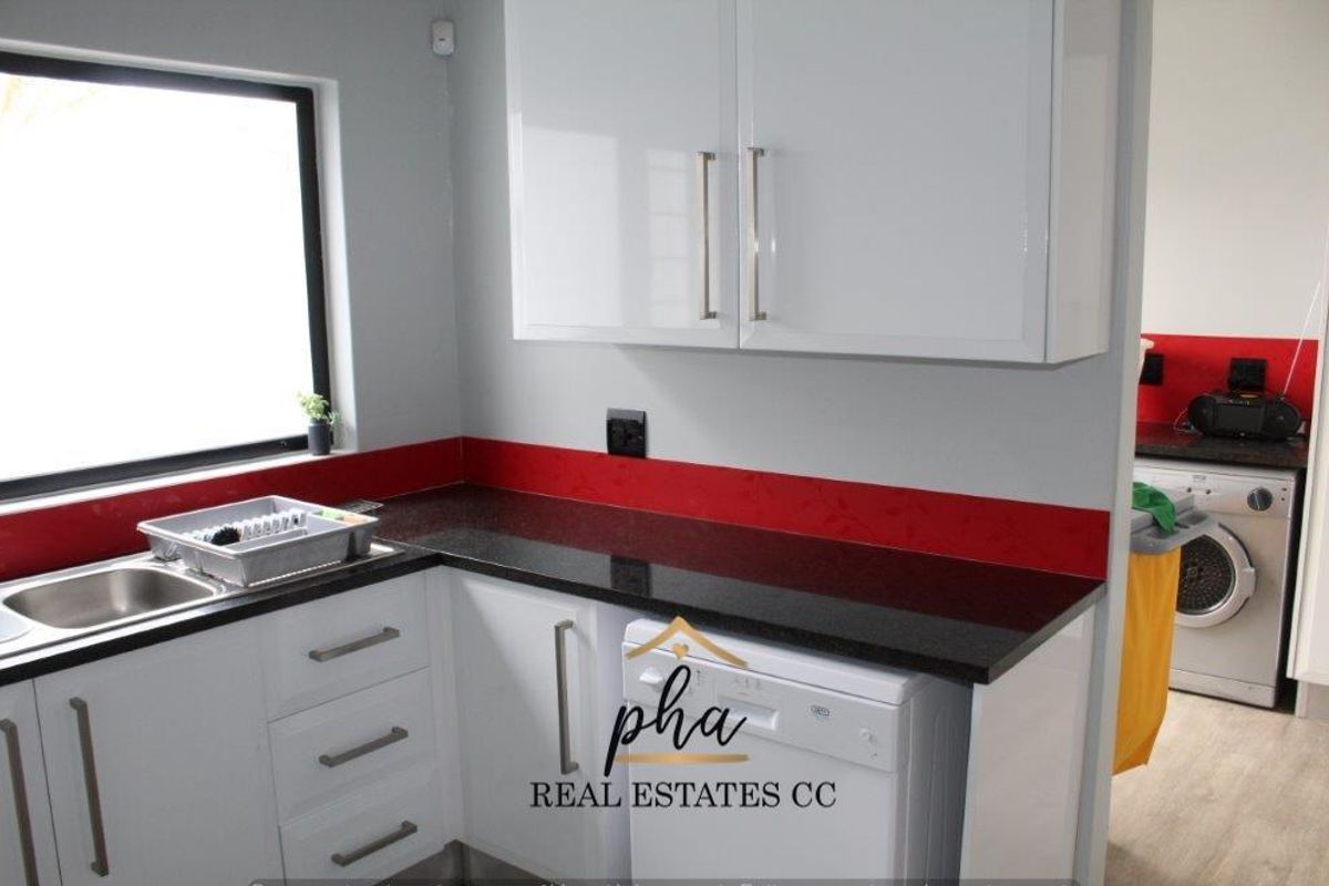 Entertainer's Dream!! 5 bedroom house with pool for sale in Walvis Bay for N$6 700 000.00 - Photo 5