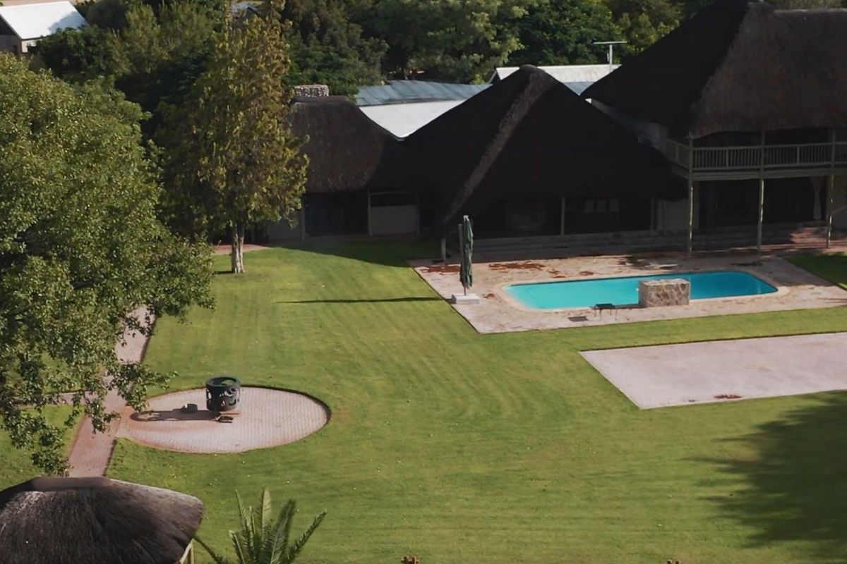 Stunning Lodge next to Etosha National Park - Photo 3