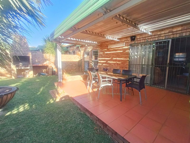 BEAUTIFUL TOWNHOUSE FOR SALE IN SECURE COMPLEX!!!! - Photo 2