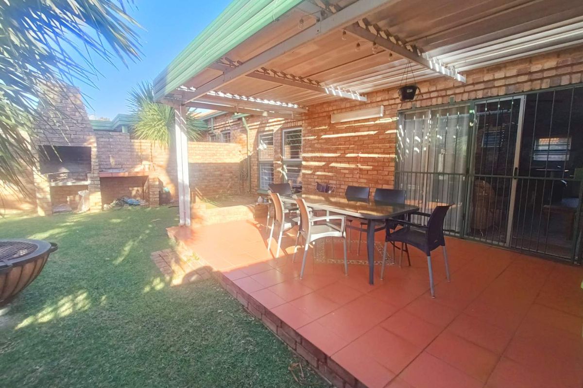 BEAUTIFUL TOWNHOUSE FOR SALE IN SECURE COMPLEX!!!! - Photo 2