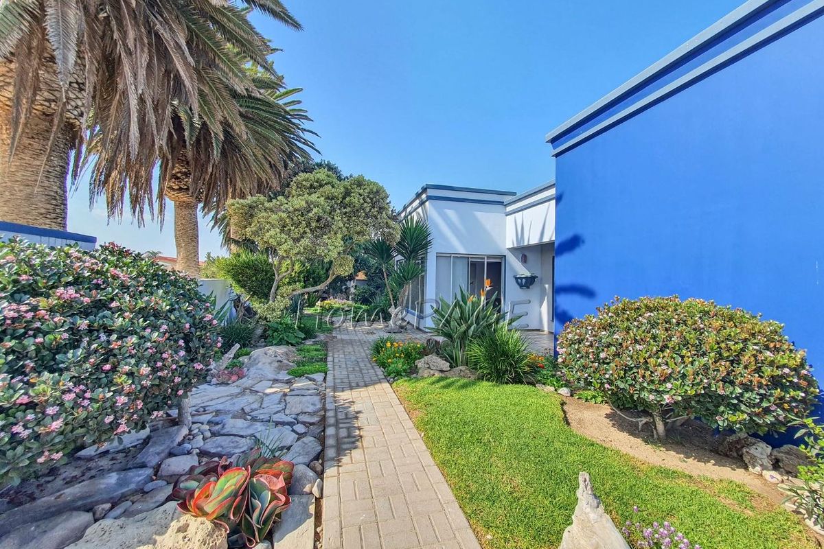 Ext 1, Henties Bay:  6 Bedr home NEWLY RENOVATED recently - Photo 2