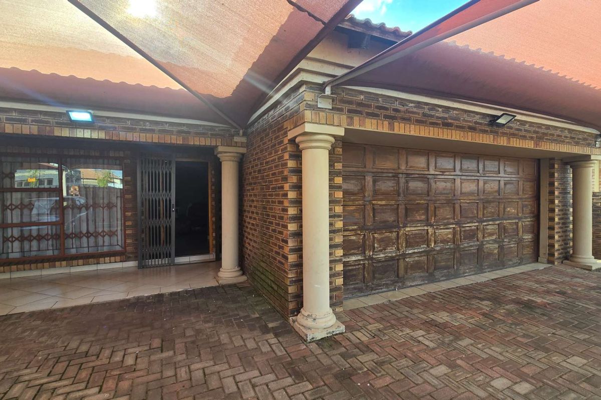 Spacious Facebrick Family Home with Solar Power, Ample Parking & Endless Potential! - Photo 2
