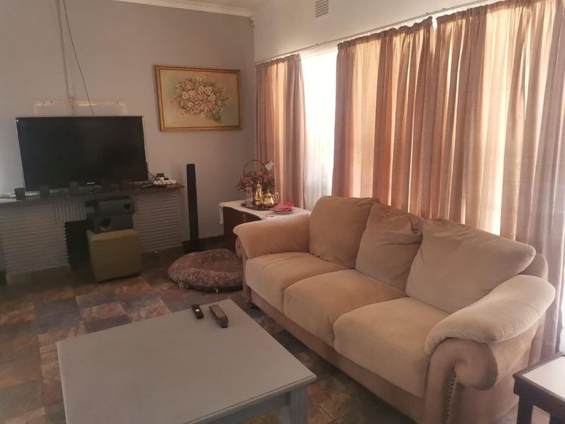 4 Bedroom House For Sale in Vanderbijlpark SE1 - Photo 5