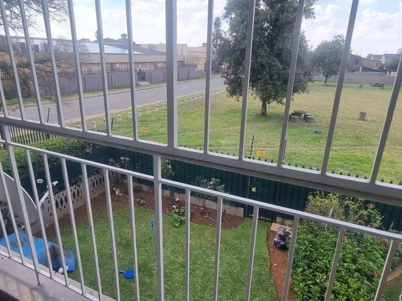 This lock up and go upstairs Modern unit is up for grabs in a lovely quiet security complex - Photo 6