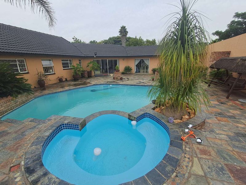 Dual Living Dream: Main House & Cottage for Family or Rental - Photo 10