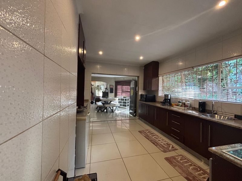 Elegant Family Home with Two Flatlets for Sale in Glenvista - Photo 4