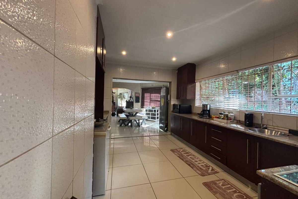 Elegant Family Home with Two Flatlets for Sale in Glenvista - Photo 4