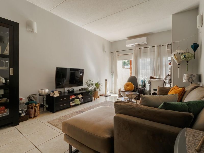 Two bedroom corner, ground-floor unit with large garden - Security complex - Photo 10