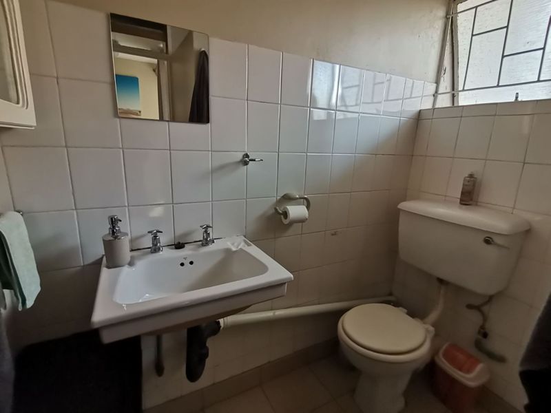 Modern 6 Bedroom Thatch Roof House for sale in Waverley - Photo 10