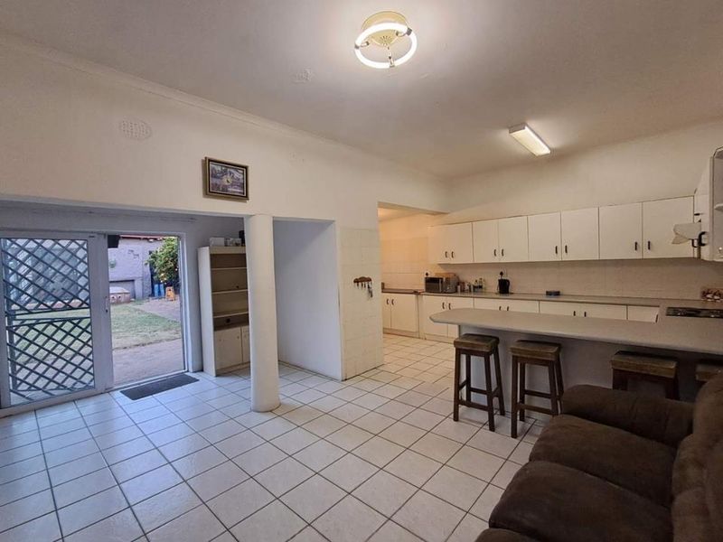 Comfortable Family Living with Versatile Flatlet and Pool - Photo 9