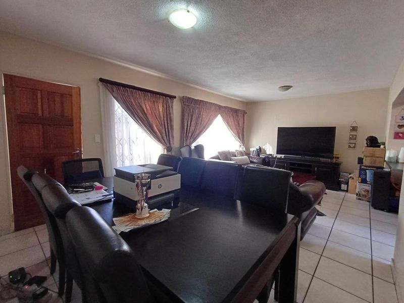 3 Bedroom, 2 Bathroom Duplex with Garden in Olivedale Complex Pet Friendly – All You Can Ask For! - Photo 10