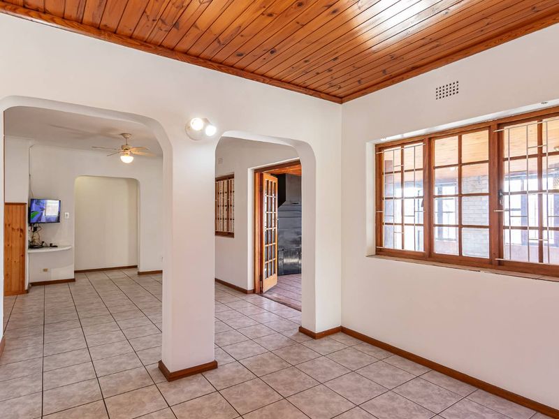 Charming  facebrick 3 bed family home with Granny Flat and Entertainers Delight. - Photo 7