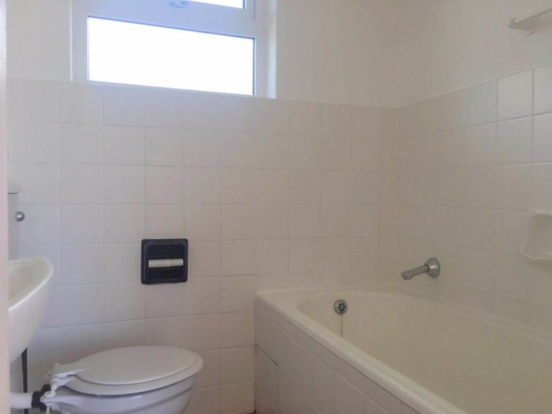 Unfurnished studio with parking bay - Photo 5