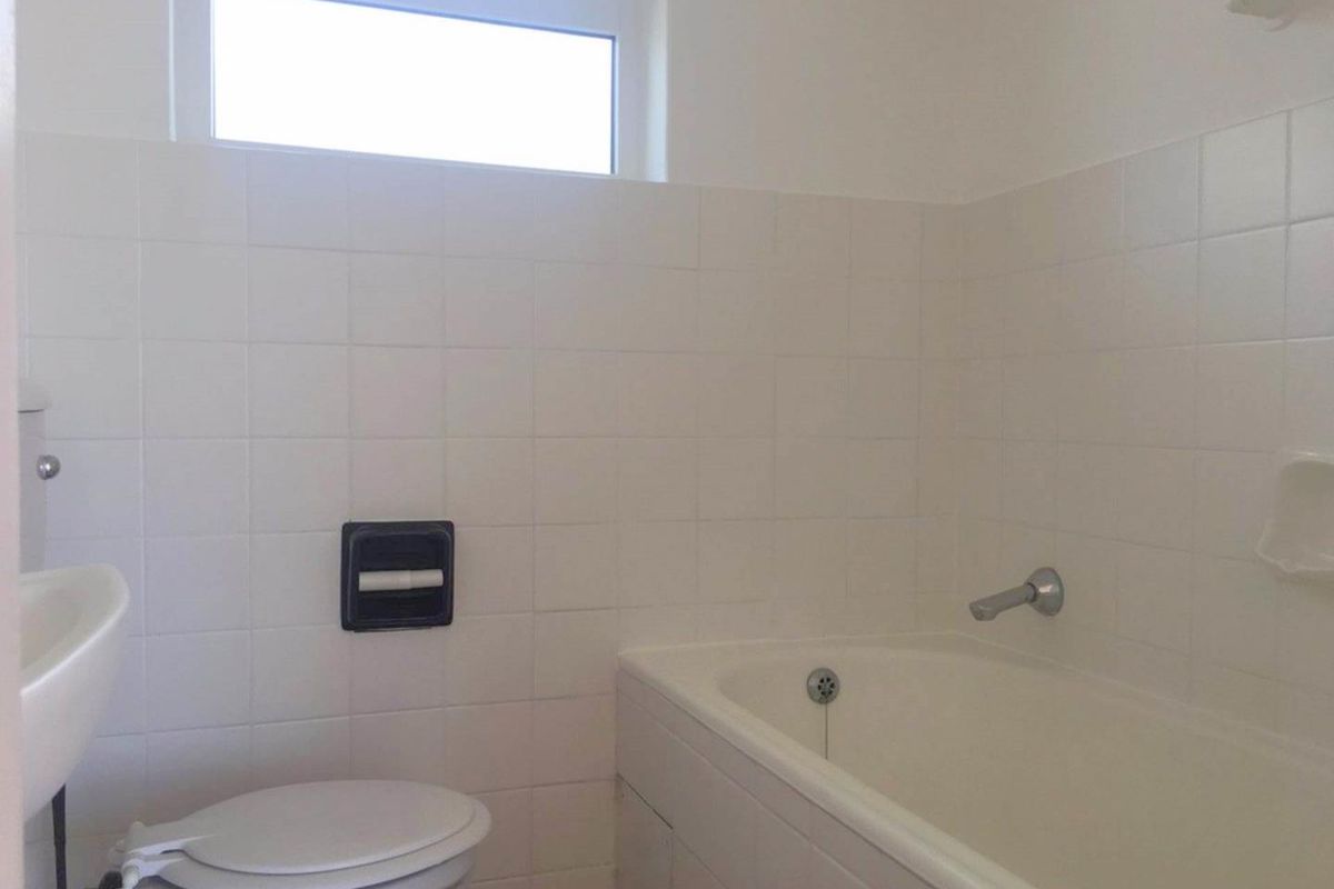 Unfurnished studio with parking bay - Photo 5