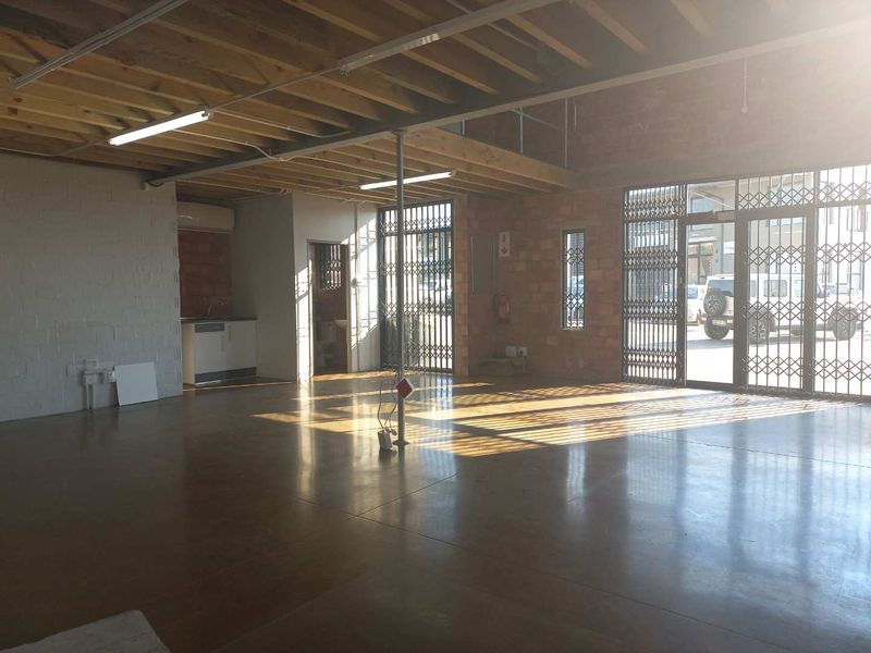 Warehouse or Mixed Use premises with mezzanine offices, available immediately! - Photo 4