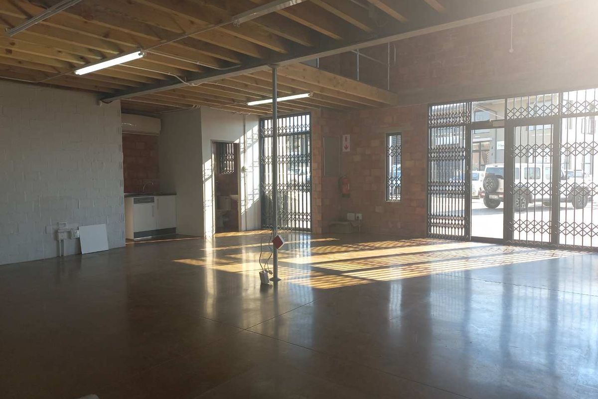 Warehouse or Mixed Use premises with mezzanine offices, available immediately! - Photo 4