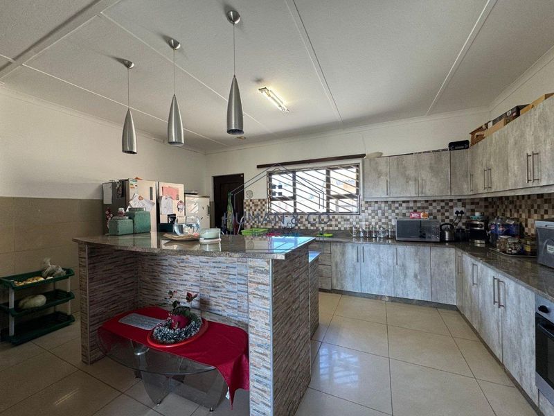 Ideal Starter Home with 1 Bedroom Flat - Photo 7