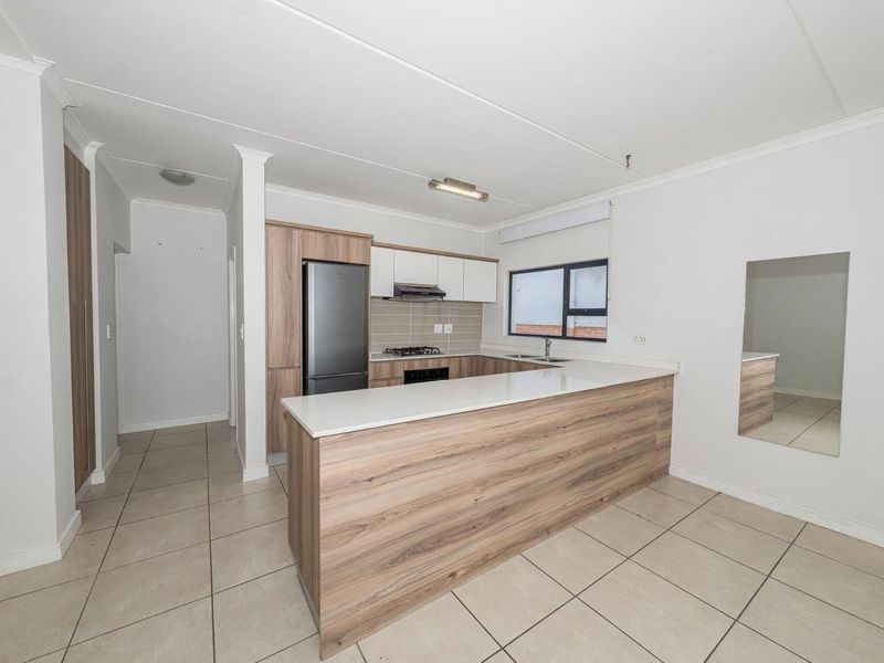 STUNNING LARGER 2 BEDROOM APARTMENT WITH UNINTERRUPTED VIEWS FOR SALE!!! - Photo 5