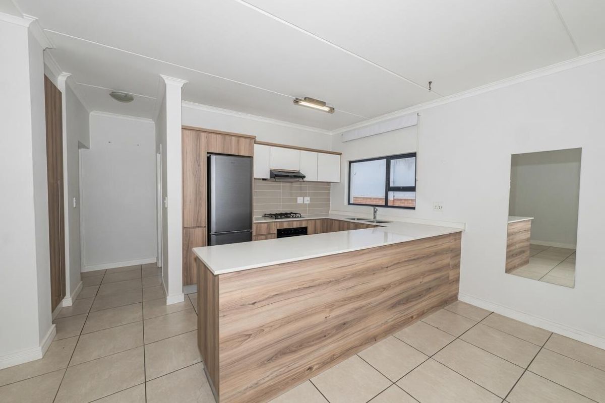 STUNNING LARGER 2 BEDROOM APARTMENT WITH UNINTERRUPTED VIEWS FOR SALE!!! - Photo 5