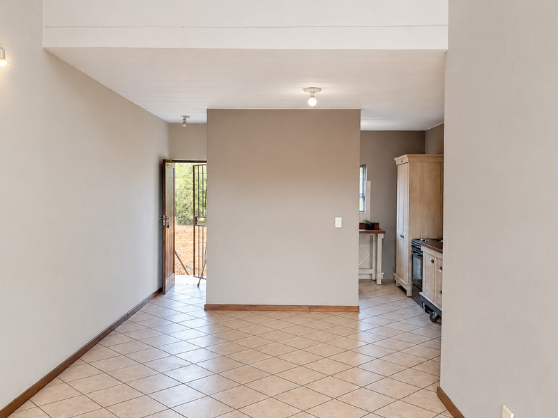 Beautiful 3 Bedroom Townhouse With Loft - Photo 9