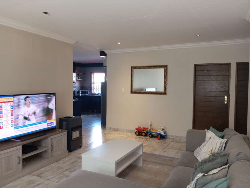 Spacious Living & Family Fun - Photo 8