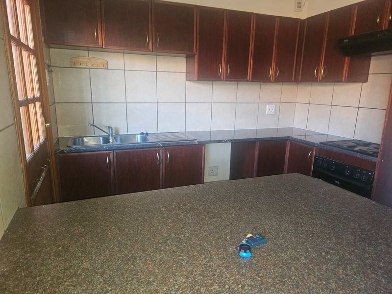 Townhouse in secure complex - Photo 4
