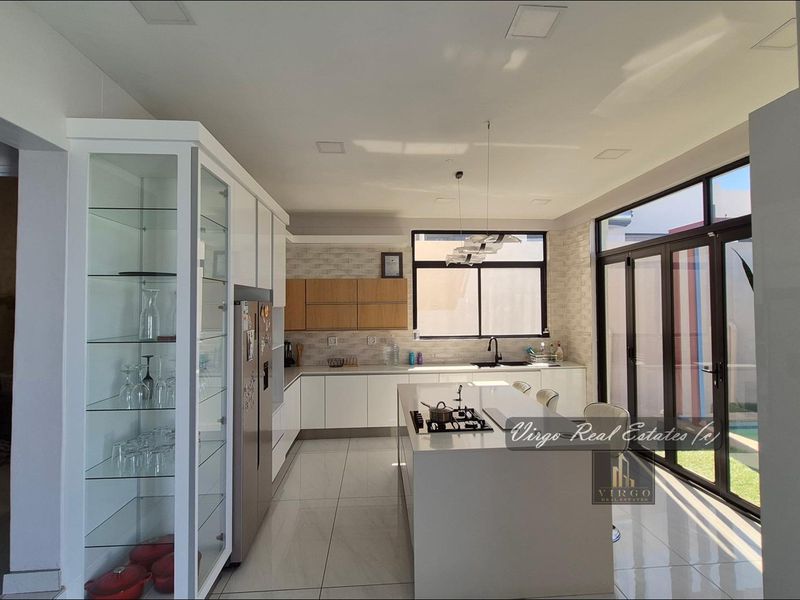🏡 LUXURY 4 BEDROOM HOUSE PLUS 2 BEDROOM FLAT MOUNTAIN-VIEW LIVING IN KLEINE KUPPE 🌄 - Photo 3