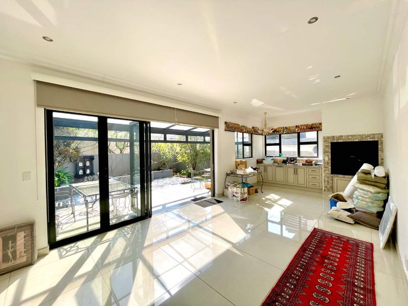Elegant Family Living in Lombardy Estate – Luxury, Space & Timeless Comfort - Photo 1