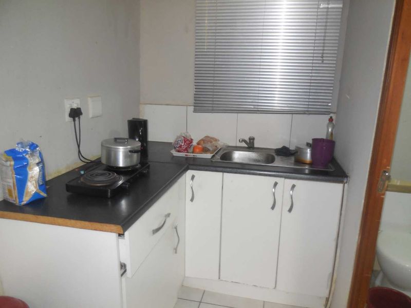 Bachelor Flat at James 230 - Photo 5