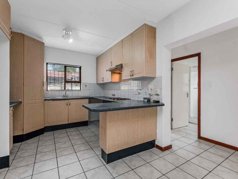 2 BEDROOM APARTMENT/FLAT FOR SALE IN LONEHILL - Photo 4