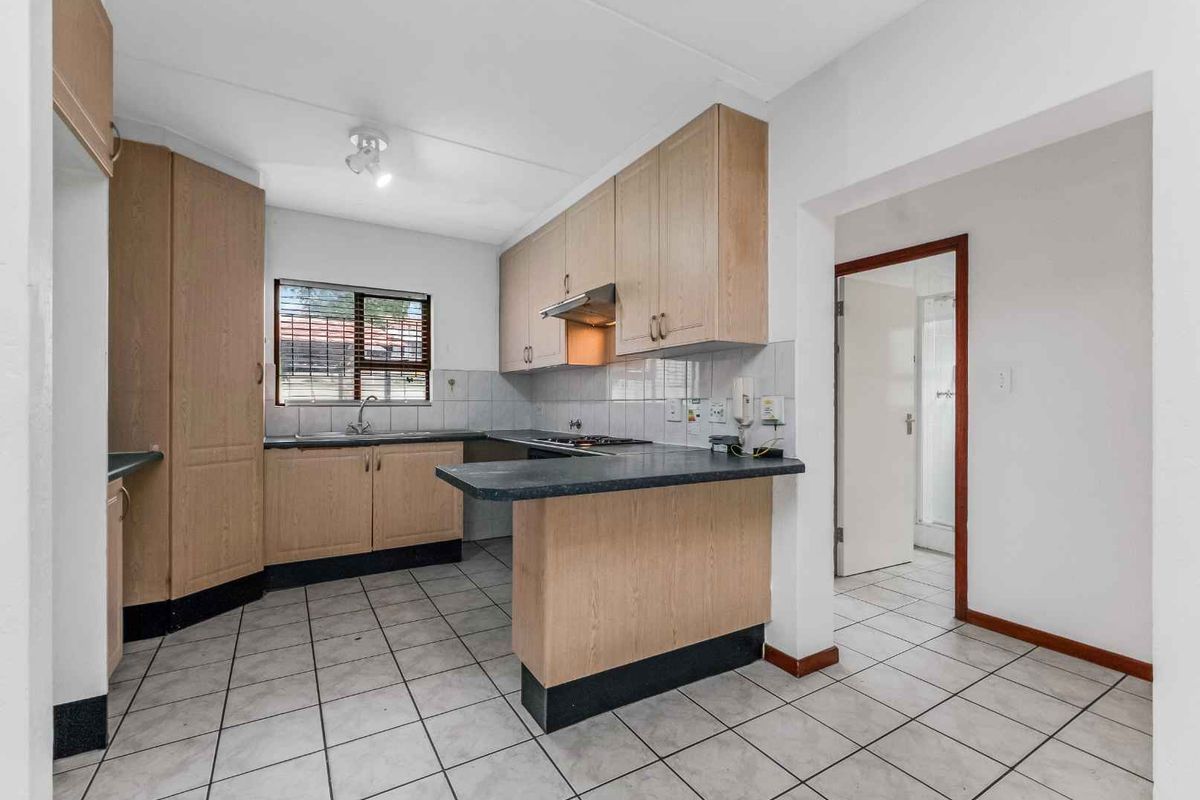 2 BEDROOM APARTMENT/FLAT FOR SALE IN LONEHILL - Photo 4