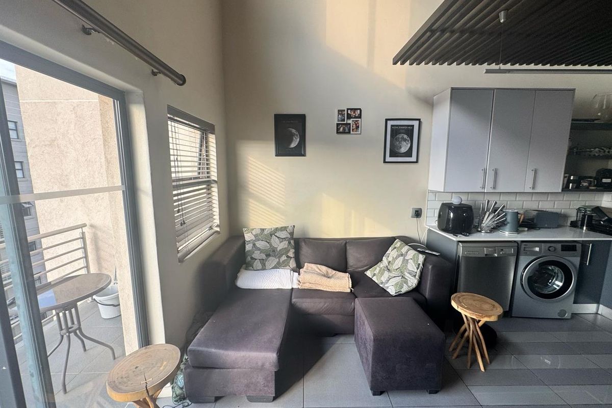 Modern student  living in the heart of Hatfield - Photo 3