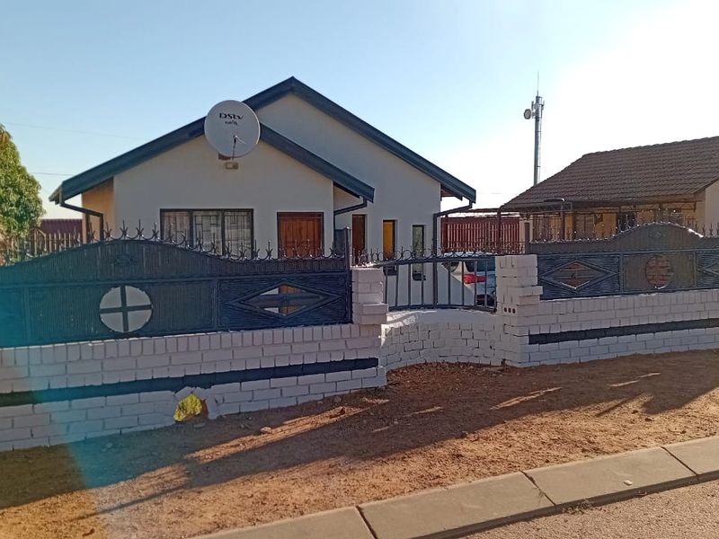 2 Bedroom House for Sale in Soshanguve WW - Photo 6