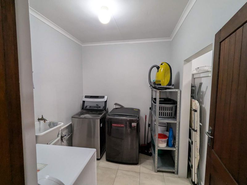 Large 5 Bedroom House for Sale in FraaiUitsig - Photo 4