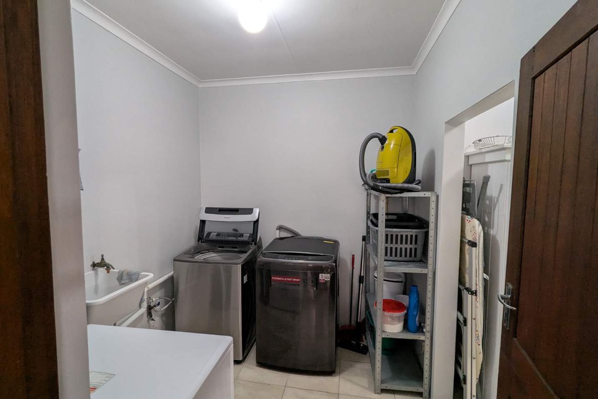 Large 5 Bedroom House for Sale in FraaiUitsig - Photo 4