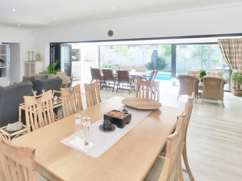 Exquisite Holiday Rental - Photo 2