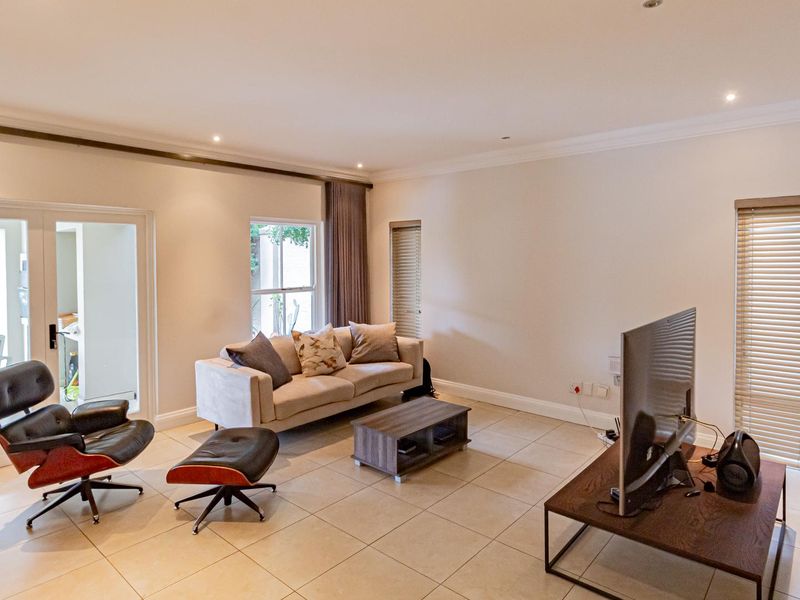 Effortless Luxury Living in Exclusive Estate in Bryanston - Photo 10