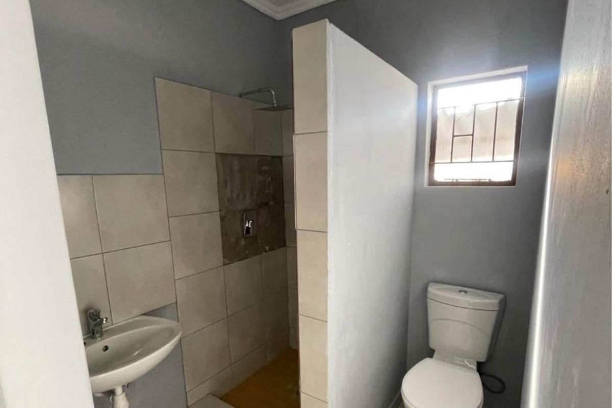 Newly renovated - Photo 4