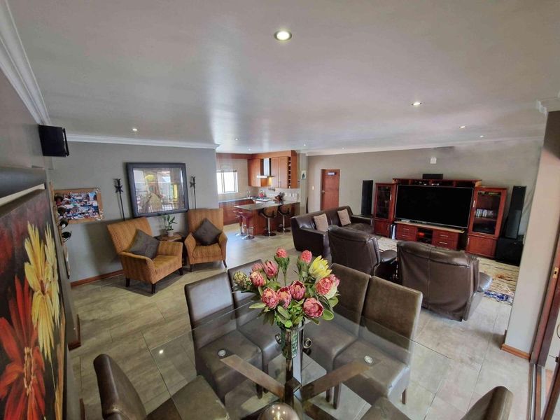 THATCHFIELD SECURITY ESTATE - NEWLY RENOVATED 3 BEDROOM FAMILY HOUSE - Photo 7