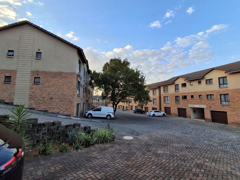 Apartment with a double garage - Photo 1