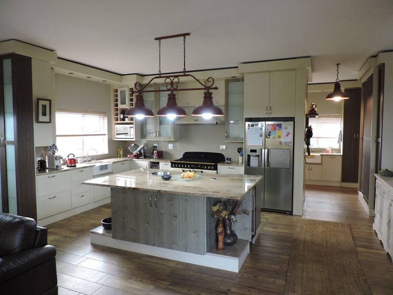 FOR SALE - TRIPLE-STOREY WATERFRONT HOME IN SWAKOPMUND WITH 4 LUXURIOUS EN-SUITE BEDROOM - Photo 5